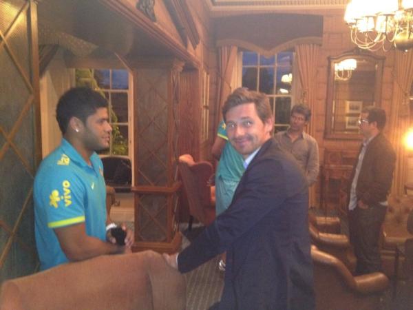 Hulk talking wit AVB last night! Wouldn't look into too much just friends... ED008